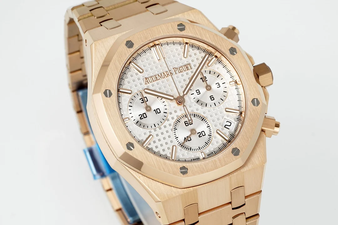 Royal Oak Chrono 26240 RG APSF White/RG Dial on RG Bracelet?