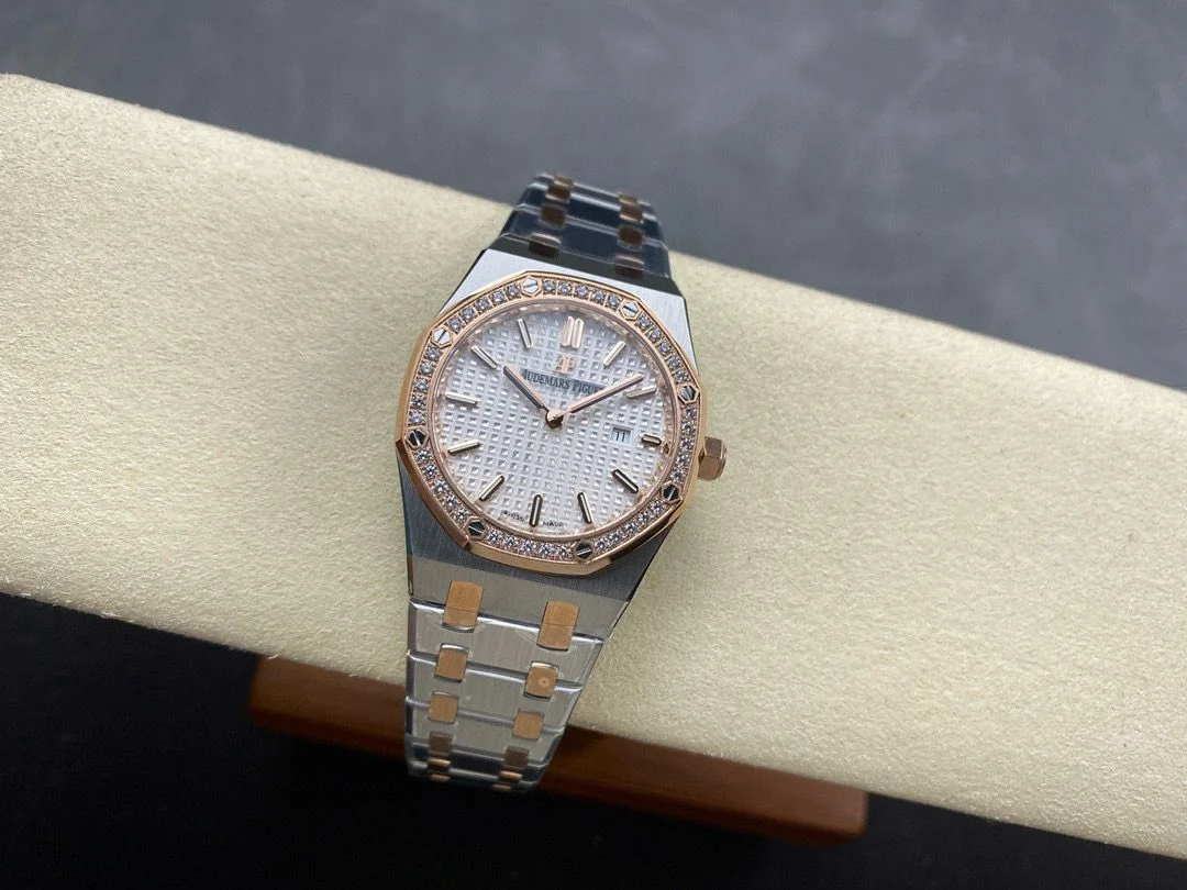 Audemars Piguet Royal Oak Quartz Ref. 67651SR.ZZ.1261SR.01 Super Clone