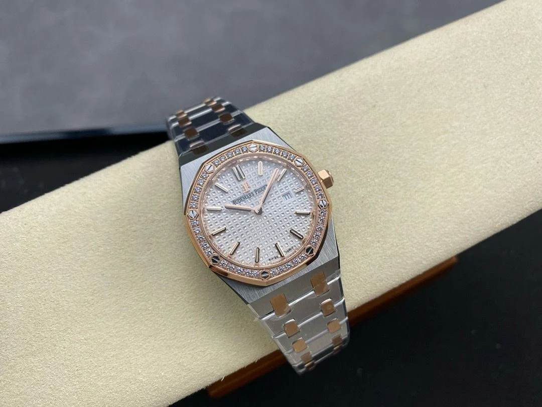 Audemars Piguet Royal Oak Quartz Ref. 67651SR.ZZ.1261SR.01 Super Clone