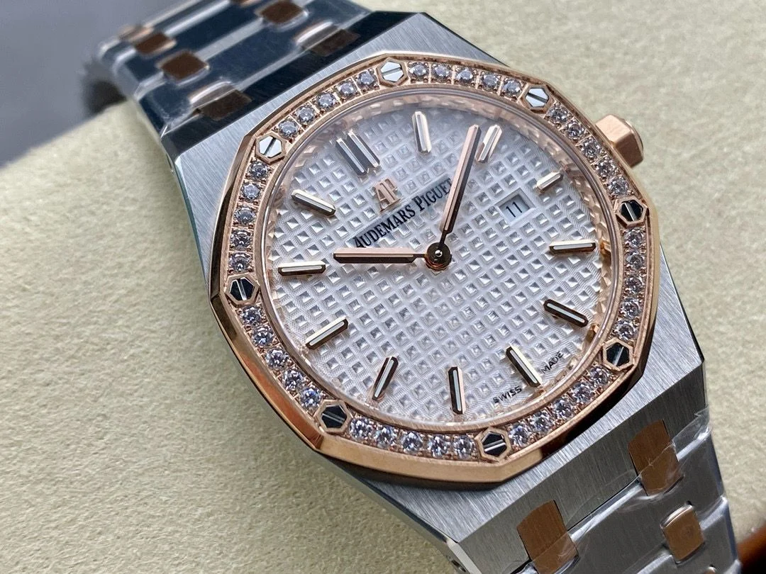 Audemars Piguet Royal Oak Quartz Ref. 67651SR.ZZ.1261SR.01 Super Clone