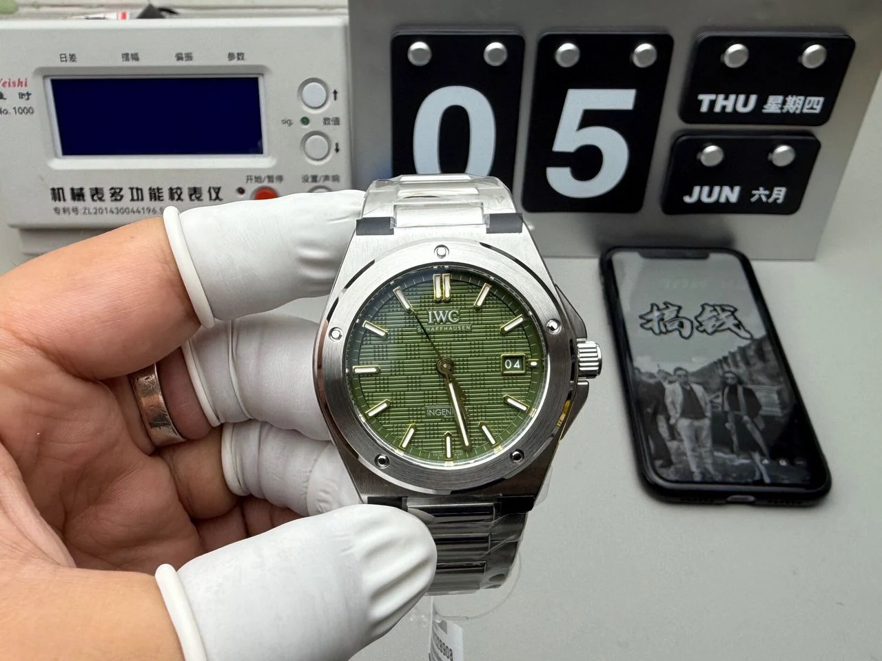 Ingenieur Automatic 40 The Ingenieur Automatic 40 with a green ??Grid??
